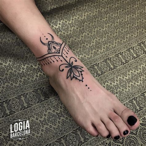 tatuajes pie mujer pequeos|Tatuajes pequeños de mujer – 106 diseños,。